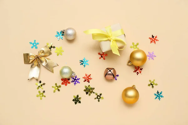 Όμορφα Χριστουγεννιάτικα Στολίδια Κουτί Δώρου Και Κομφετί Στο Φόντο Χρώμα — Φωτογραφία Αρχείου