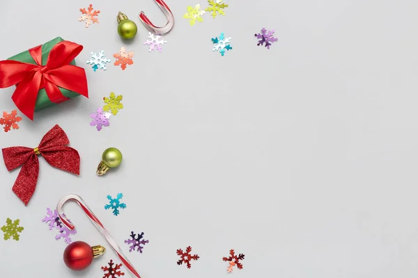 Krásná Kompozice Vánoční Výzdobou Dárkové Krabice Konfety Bílém Pozadí — Stock fotografie