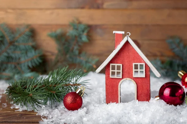 木製の背景に装飾 モミの枝や雪と美しいクリスマスの組成 — ストック写真