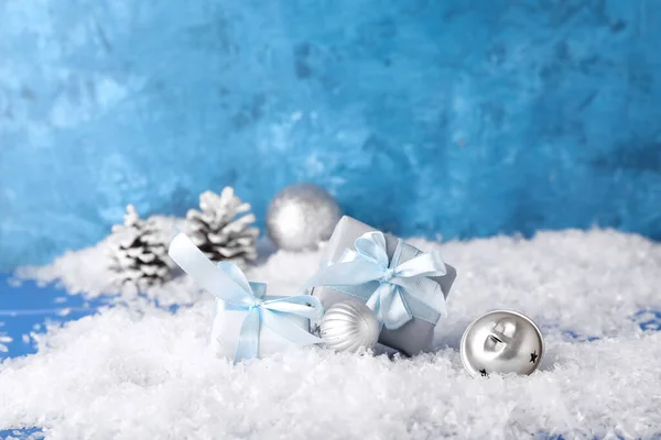Presentes Natal Decorações Neve Fundo Azul — Fotografia de Stock