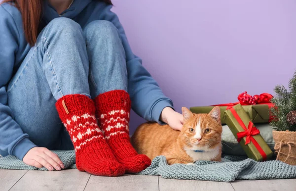 Frau Mit Süßer Roter Katze Heiligabend Hause — Stockfoto