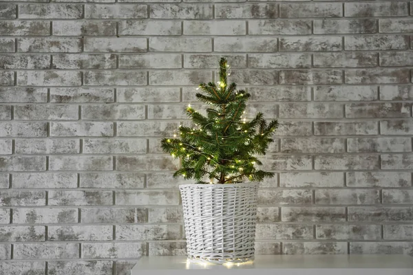 Bela Árvore Natal Vaso Mesa Perto Parede Tijolo Leve — Fotografia de Stock