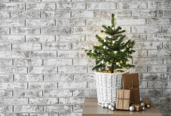 Gyönyörű Díszített Karácsonyfa Pot Ajándékdobozok Közelében Könnyű Téglafal — Stock Fotó