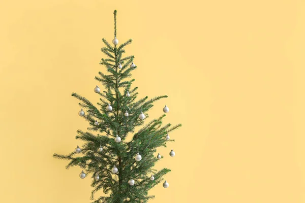 Mooie Versierde Kerstboom Buurt Van Gele Muur Close — Stockfoto