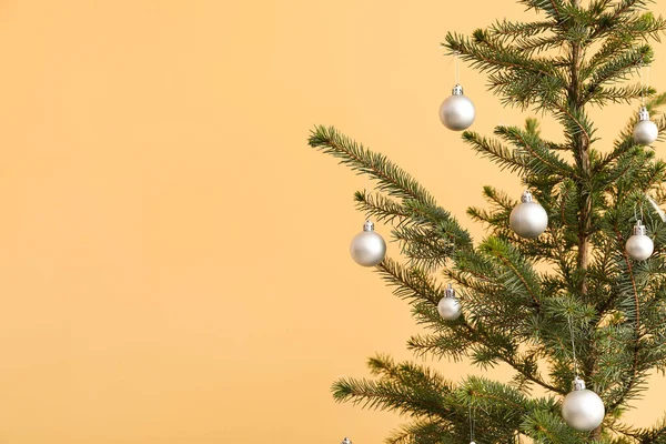 Hermoso Árbol Navidad Decorado Cerca Pared Amarilla Primer Plano — Foto de Stock