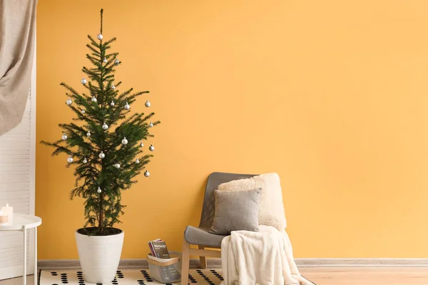 Bela Árvore Natal Decorada Poltrona Com Xadrez Perto Parede Amarela — Fotografia de Stock
