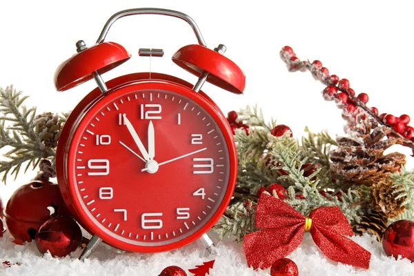 Reloj Despertador Rojo Decoraciones Navideñas Sobre Nieve Sobre Fondo Blanco — Foto de Stock