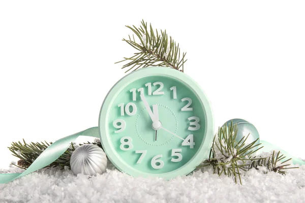 Weihnachtskomposition Mit Wecker Dekoration Und Schnee Auf Weißem Hintergrund — Stockfoto