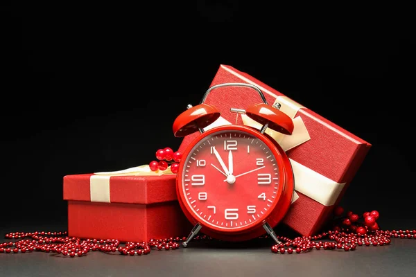 Reloj Despertador Regalos Navidad Decoraciones Sobre Fondo Oscuro —  Fotos de Stock