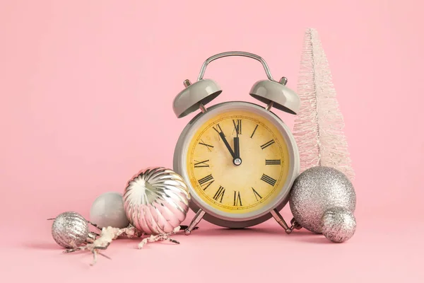 Reloj Despertador Decoraciones Navideñas Sobre Fondo Rosa — Foto de Stock