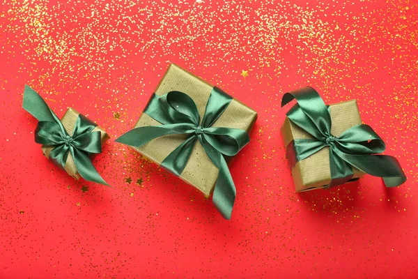 Рождественские Подарки Конфетти Красном Фоне — стоковое фото