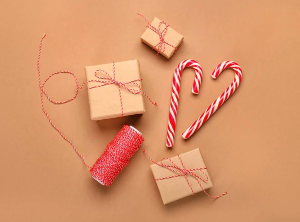 クリスマスの贈り物 キャンディーの杖とロープの色の背景 — ストック写真