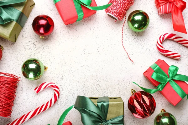 光の背景にクリスマスの贈り物 キャンディーの杖と装飾で作られたフレーム クローズアップ — ストック写真