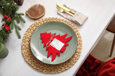 Noel kutlaması için güzel bir sofra ve kapalı alanda boş bir kart.