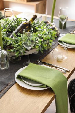 Noel kutlaması için içeride güzel bir sofra.