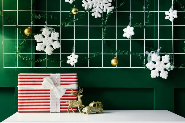 Caja Regalo Mesa Estado Ánimo Con Decoración Navidad Pared Color — Foto de Stock