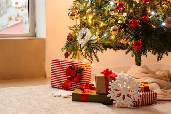 Oturma Odasındaki Noel Ağacının Altında Hediye Kutuları Kar Taneleri — Stok fotoğraf