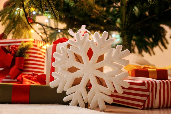 Cajas Regalo Gran Copo Nieve Bajo Árbol Navidad Sala Estar —  Fotos de Stock