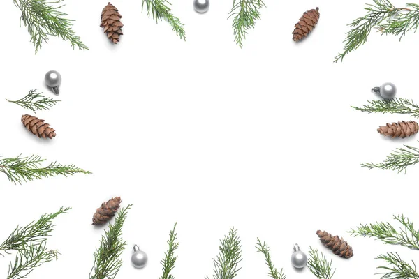 由针叶树 圆锥和白色背景的圣诞球制成 — 图库照片