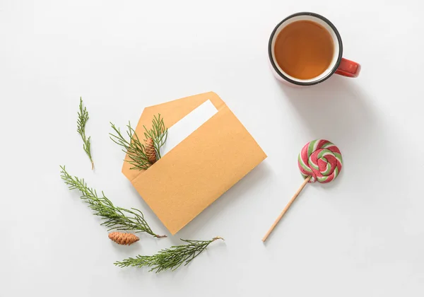 Composición Con Sobre Tarjeta Taza Dulces Sobre Fondo Blanco —  Fotos de Stock