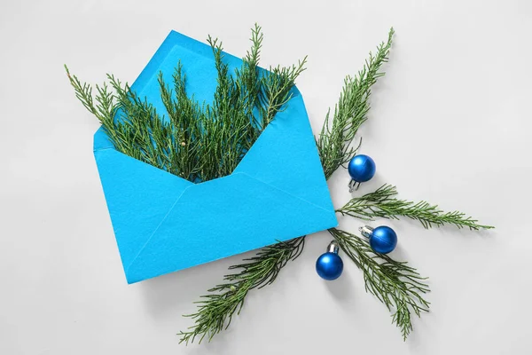 Samenstelling Met Enveloppe Naaldbomen Takken Kerstversiering Witte Achtergrond — Stockfoto
