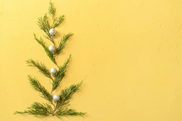 Árbol Navidad Hecho Ramas Coníferas Bolas Navidad Sobre Fondo Color —  Fotos de Stock