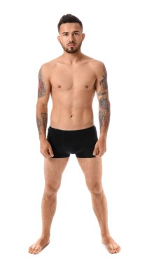 Beyaz arka planda iç çamaşırlı yakışıklı bir genç.