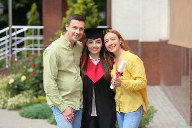 Mezuniyet gününde ailesiyle mutlu genç kadın