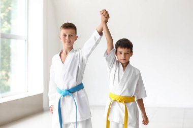 Beden eğitiminde karate yapan küçük çocuklar.