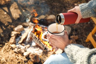 Sonbahar ormanda sıcak çay içme kadın