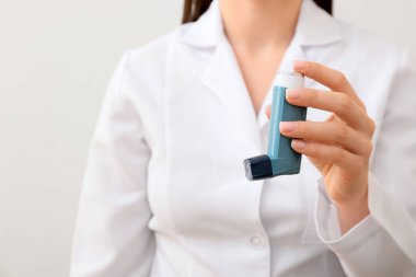 Astım inhaler ile kadın doktor