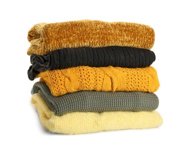 Beyaz arkaplanda farklı şık süveterler yığını