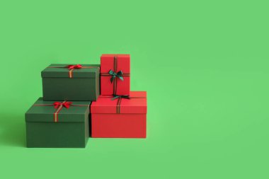 Yeşil arka planda güzel Noel hediye kutuları