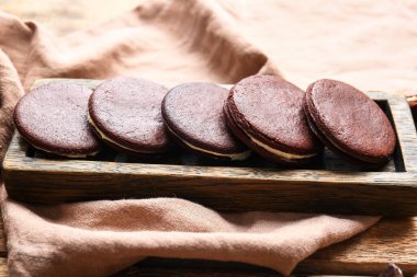 Lezzetli çikolatalı kurabiyeler masada, yakın plan.