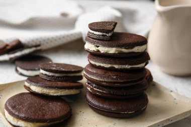 Tabakta çikolatalı kurabiyeler, yakın plan.