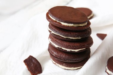 Lezzetli çikolatalı kurabiyeler, masada krema, yakın plan.