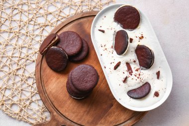 Lezzetli çikolatalı kurabiye ve kremalı bir pano.