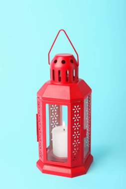 Mavi arka planda yanan mum ile Noel feneri