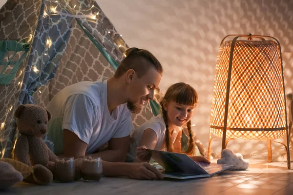 Щаслива Дочка Батько Читають Книгу Пізно Ввечері Вдома — стокове фото