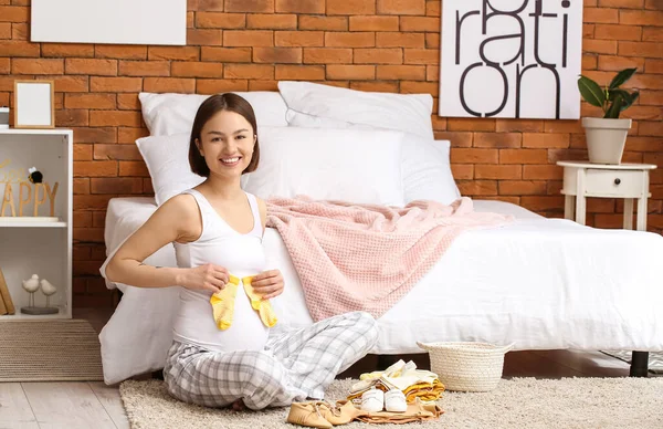 Young Pregnant Woman Baby Socks Bedroom — Stock Photo, Image