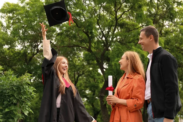 Happy Young Woman Her Parents Graduation Day — Stock Photo, Image