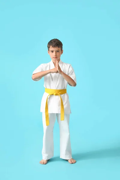 Niño Practicando Karate Sobre Fondo Color —  Fotos de Stock