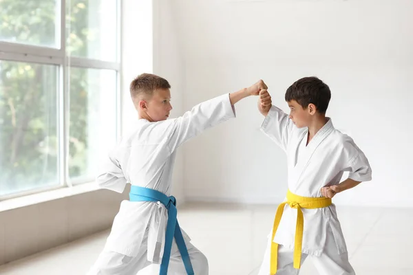 Niños Practicando Karate Gimnasio — Foto de Stock