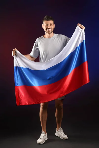 Bonito Homem Com Bandeira Rússia Fundo Escuro — Fotografia de Stock
