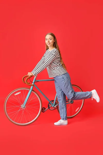 Όμορφη Έφηβη Ποδήλατο Κόκκινο Φόντο — Φωτογραφία Αρχείου