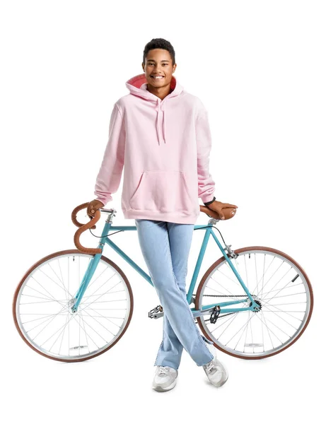 Beyaz Arka Planda Bisikleti Olan Pembe Kapüşonlu Afro Amerikalı Genç — Stok fotoğraf