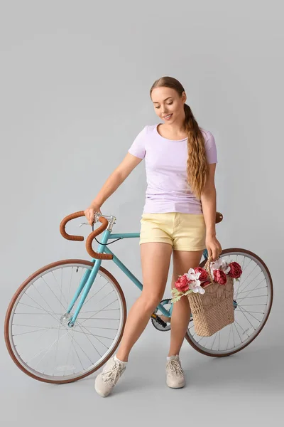 Menina Adolescente Bonita Com Bicicleta Flores Saco Fundo Claro — Fotografia de Stock