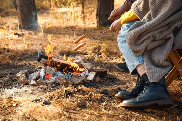 Friends Roasting Sausages Fire Autumn Forest — Stock Photo, Image