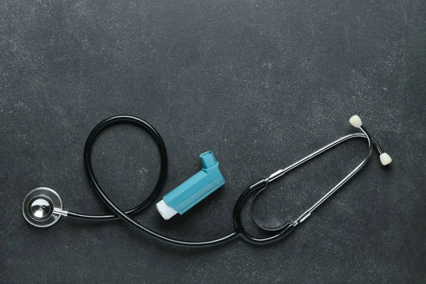 Asthma Inhalator Und Stethoskop Auf Dunklem Hintergrund — Stockfoto