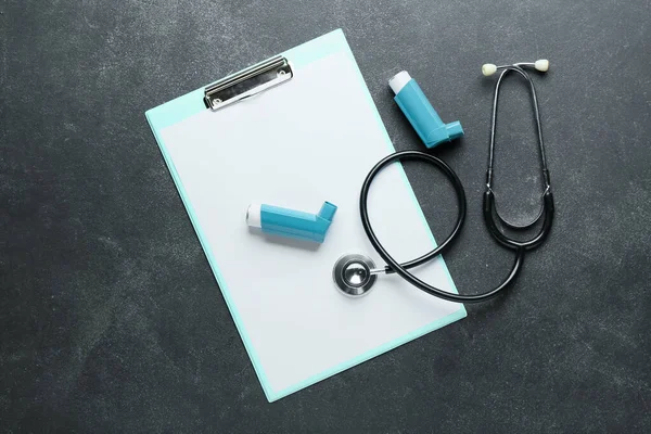 Clipboard Asthma Inhalers Stethoscope Dark Background — Stock Photo, Image